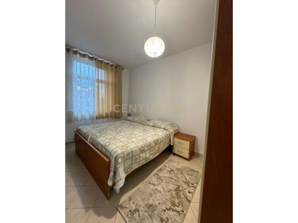 Jepet me qera apartament 1+1 ne zonen e Bllokut, te Kafe Roma.