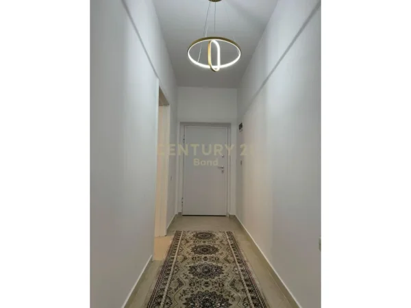 Jepet me qera apartament 1+1 ne zonen e Bllokut, te Kafe Roma.