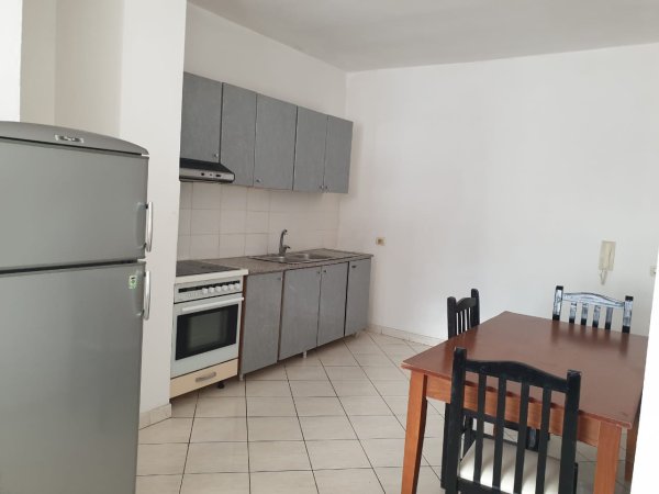 Tirane, jepet me qera apartament 1+1+A+2 BLK Kati 6, 90 m² 30.000 Leke (Rr. Muhamet Deliu, Fresk)