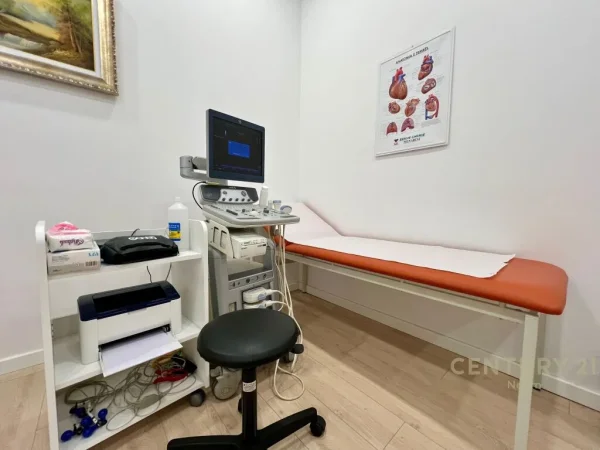 QIRA, AMBIENT: LABORATOR & KLINIK MJEKSORE ‼️