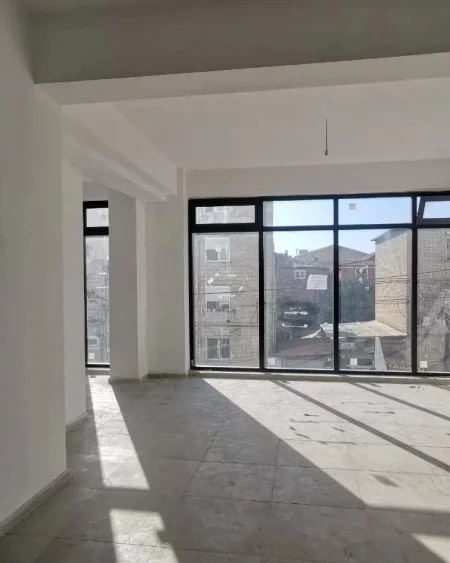 Jepet me Qera Ambjent 45m2 tek Ish-parku autobuzave, rruga "Ndre Mjeda", 300 Euro