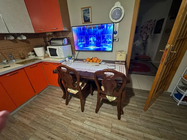 tavoline me 6 karrike