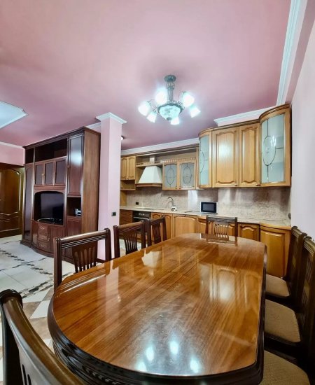 Jepet me Qira apartament 3+1+2 WC+ 1 Lavanteri tek Bulevardi Zogu i Parë, pranë Intesa San Paolo