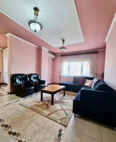 Jepet me Qira apartament 3+1+2 WC+ 1 Lavanteri tek Bulevardi Zogu i Parë, pranë Intesa San Paolo