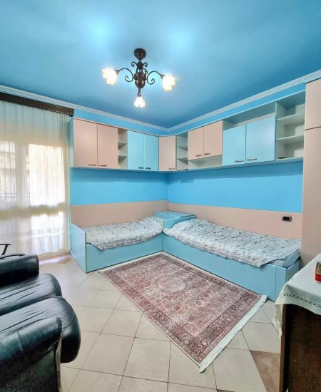 Jepet me Qira apartament 3+1+2 WC+ 1 Lavanteri tek Bulevardi Zogu i Parë, pranë Intesa San Paolo