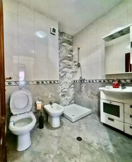 Jepet me Qira apartament 3+1+2 WC+ 1 Lavanteri tek Bulevardi Zogu i Parë, pranë Intesa San Paolo