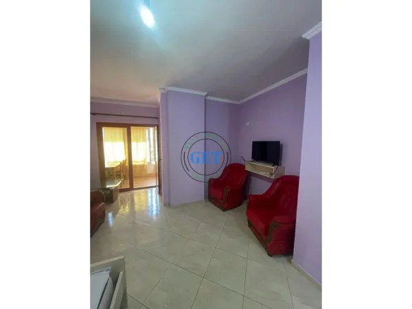 Jepet me qira Garsoniere me kuzhine te vecuar ne Plazh Hekurudha.