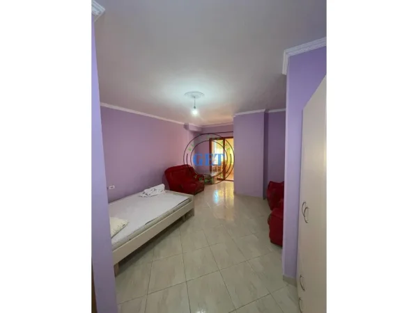 Jepet me qira Garsoniere me kuzhine te vecuar ne Plazh Hekurudha.