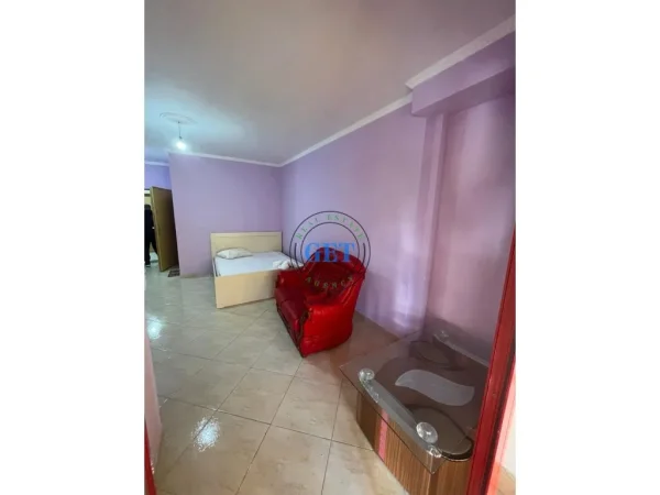 Jepet me qira Garsoniere me kuzhine te vecuar ne Plazh Hekurudha.