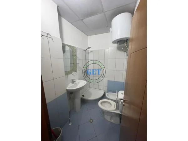 Jepet me qira Garsoniere me kuzhine te vecuar ne Plazh Hekurudha.