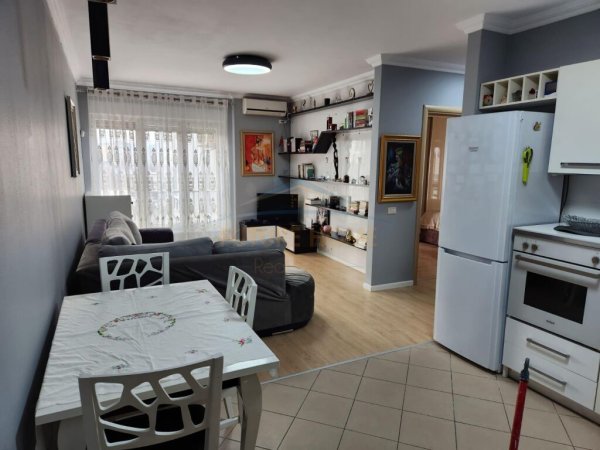 Qera , Apartament 2+1, Kontakt 21, Tiranë.