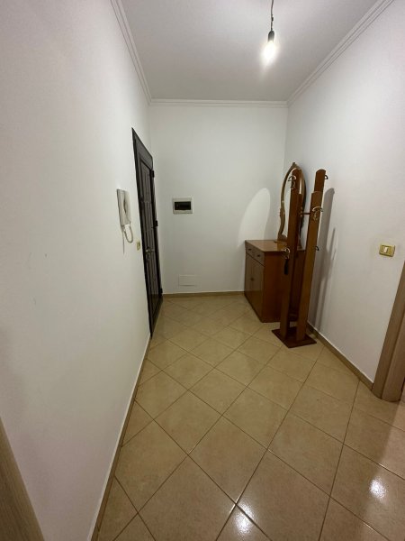 Jepet me qera Apartamenti 2+1 350 mije leke , Yzberisht prane KMY.