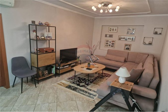 Shitet apartament 2+1 tek Mine Peza