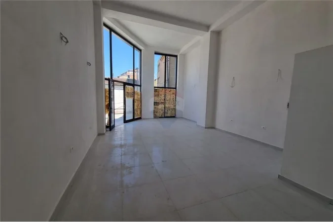 AMBIENT KOMERCIAL PER QIRA TE RRUGA E BARRIKADAVE!