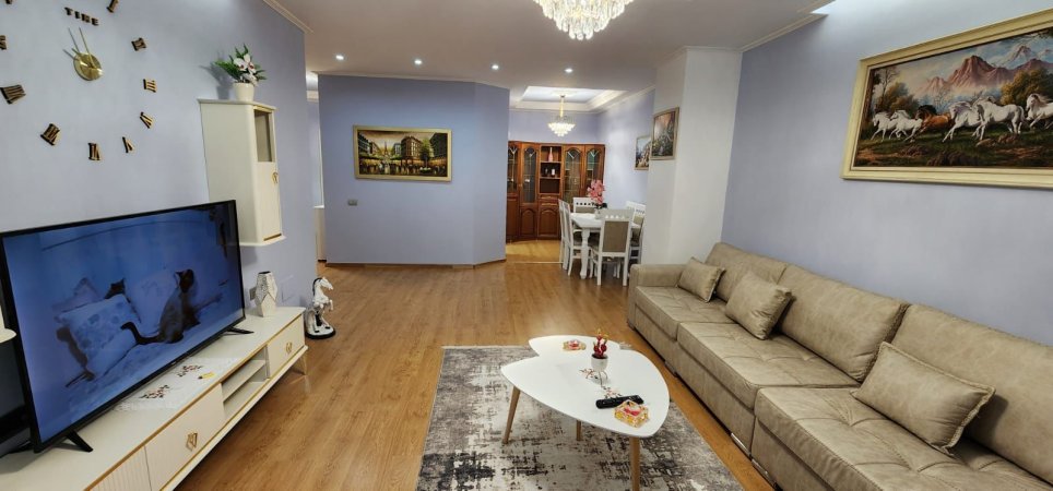 Jepet me qera Apartamenti 2+1+2 800 euro  , Stacioni i Trenit perballe New York.