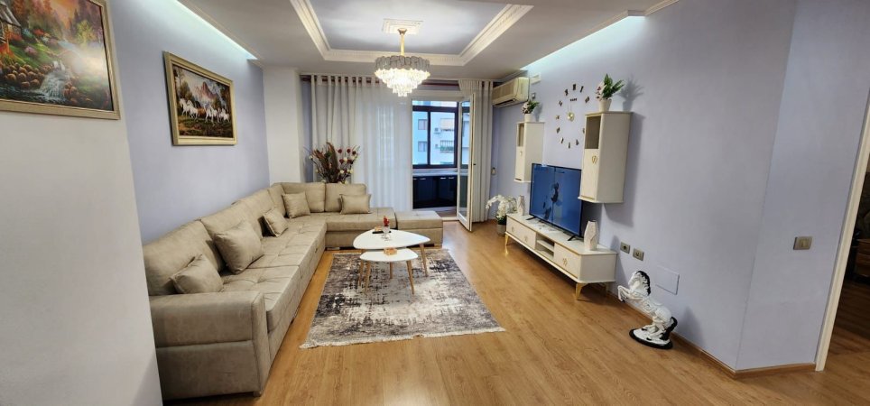 Jepet me qera Apartamenti 2+1+2 800 euro  , Stacioni i Trenit perballe New York.