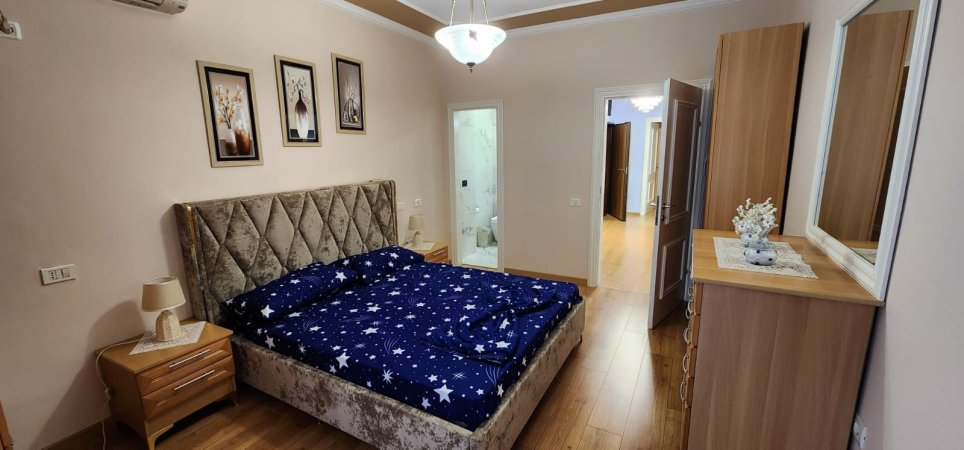 Jepet me qera Apartamenti 2+1+2 800 euro  , Stacioni i Trenit perballe New York.