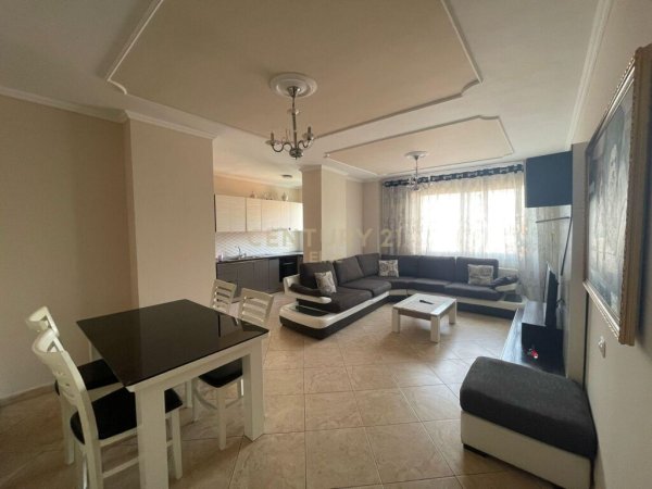 Apartament 2+1 ne Myslym Shyri + garazhd