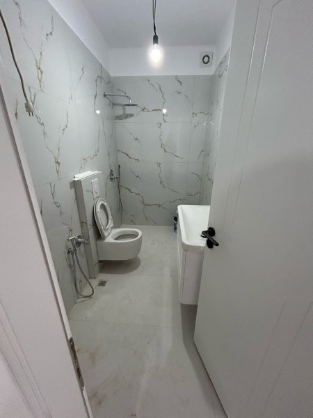 Shitet, Apartament 1+1, 21 Dhjetori, Tiranë - 130,000€ | 65 m²