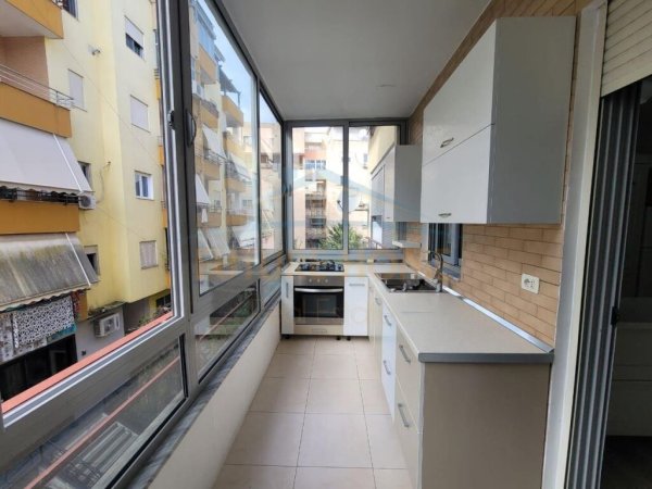 Shitet, Apartament 2+1+2, Liqeni i Thate. UNA38180