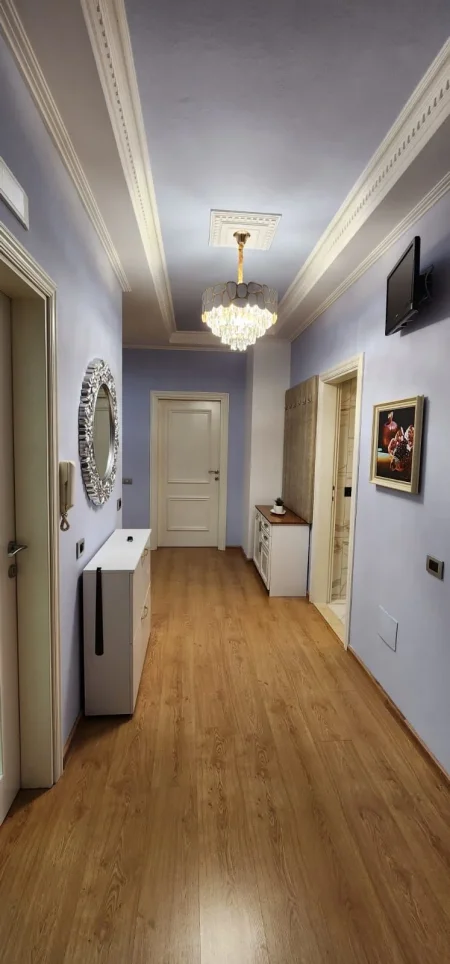 APARTAMENT 2+1 ME QERA TE STACIONI I TRENIT