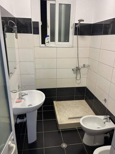 Apartament 1+1 me qera tek 5 Maj