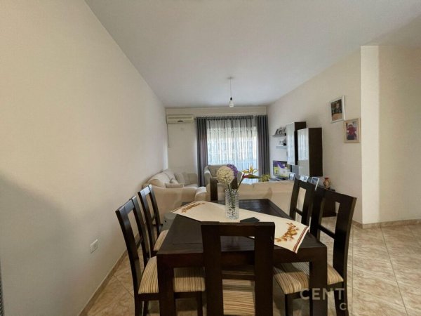 Shitet Apartament Apartament 2+1 në shitje në Kopshti Botanik Zoologjik, Tiranë.