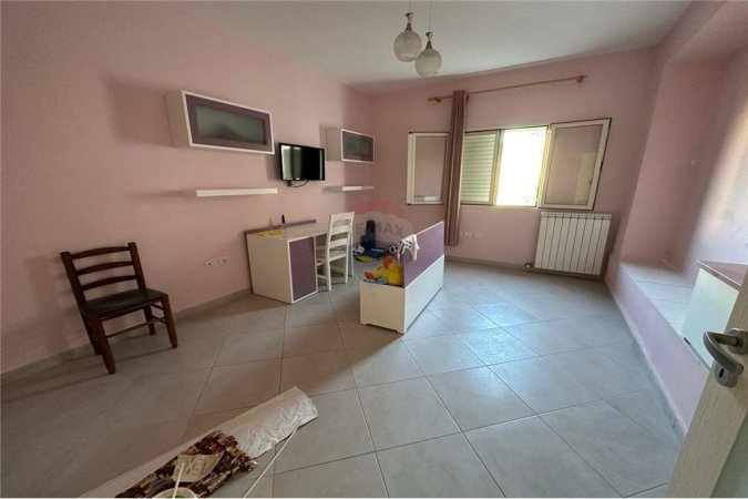 Shitet apartament 2+1 Vlore