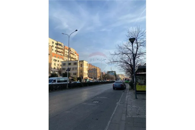OKAZION SHITET AMBIENT KOMERCIAL BUZE RRUGES KRYESORE!