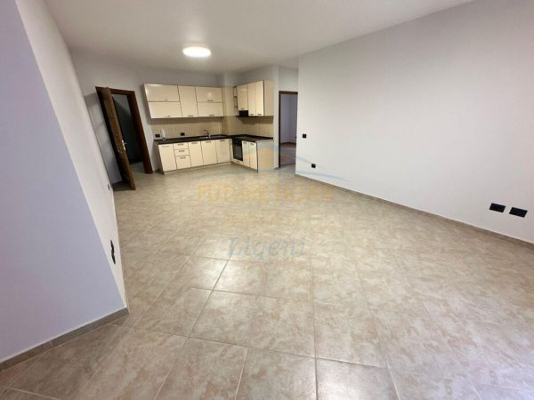 Shitet, Apartament 3+1+2, Liqeni i Thate, Tirane.  LI38197