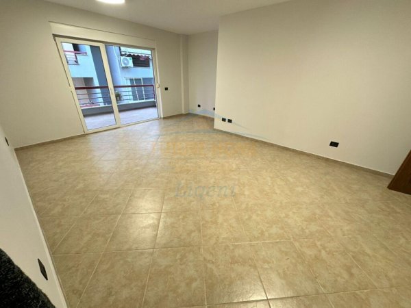 Shitet, Apartament 3+1+2, Liqeni i Thate, Tirane.  LI38197