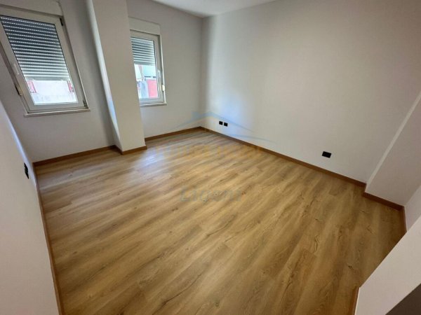 Shitet, Apartament 3+1+2, Liqeni i Thate, Tirane.  LI38197