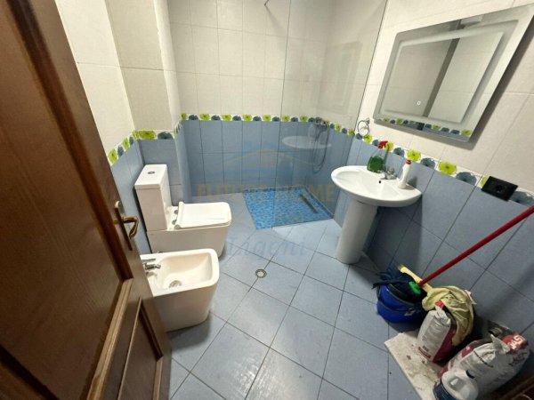 Shitet, Apartament 3+1+2, Liqeni i Thate, Tirane.  LI38197