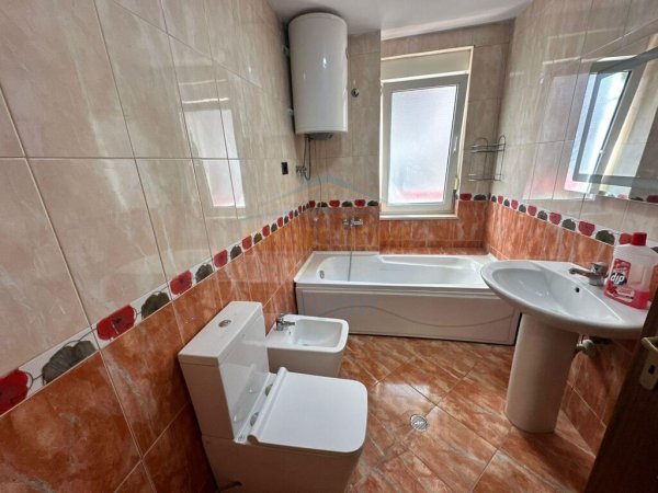 Shitet, Apartament 3+1+2, Liqeni i Thate, Tirane.  LI38197