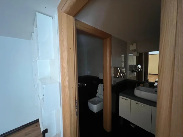 JEPET AMBJENTI KOMERCIAL ME QERA TEK LICEU ARTISTIK!