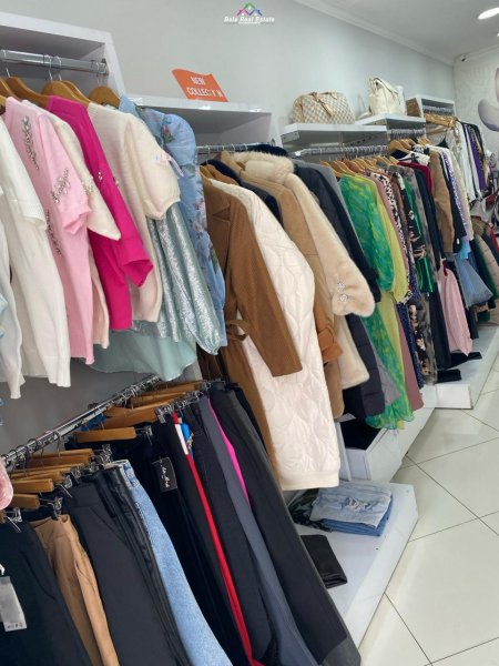 Shitet Biznes Butik Rrobash Tek 21 Dhjetori (ID BSHB100) Tirane