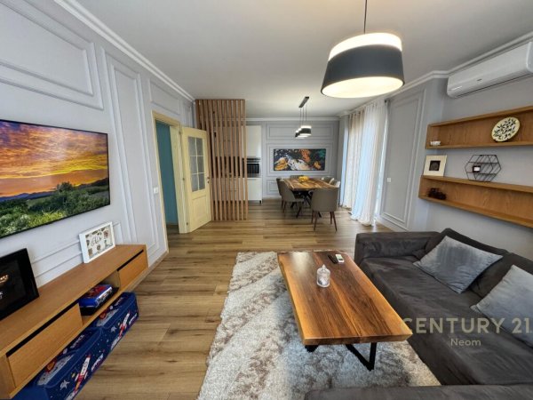 SHITET APARTAMENT 2+1+2 PRANE LIQENIT TE THATE