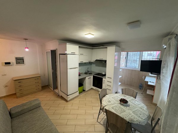 Apartament me qera 1+1 afer vasil shanto pallat egzistues