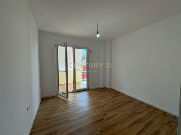 21 Dhjetori prane kompleksit Square 21 , Shitet Apartament 1+1.