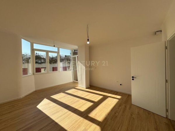 21 Dhjetori prane kompleksit Square 21 , Shitet Apartament 1+1.