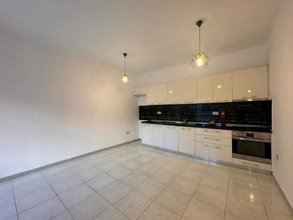 Jepet Me Qera Apartament/Zyre 1+1 Bulevardi Zogu I Pare (ID B210576) Tirane