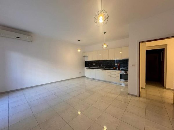 Jepet Me Qera Apartament/Zyre 1+1 Bulevardi Zogu I Pare (ID B210576) Tirane