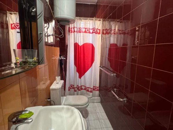 Jepet Me Qera Apartament/Zyre 1+1 Bulevardi Zogu I Pare (ID B210576) Tirane