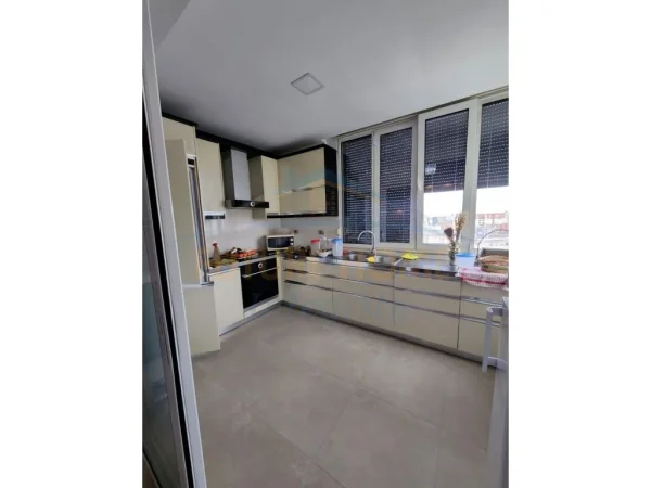 Shitet, Apartament 3+1+2, Brryli, Tiranë.