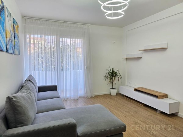 Shesim Apartament 1+1 te mobiluar tek Pazari Ri