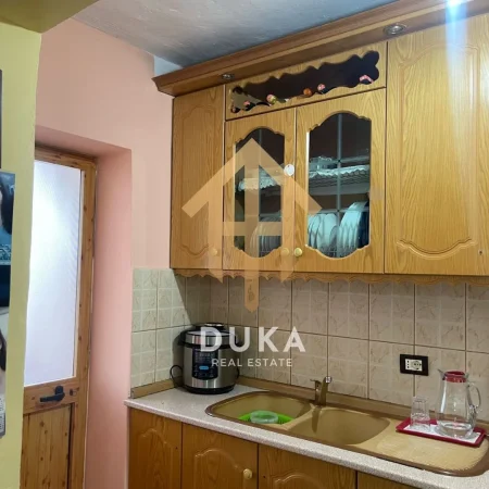 Shitet apartament 2+1