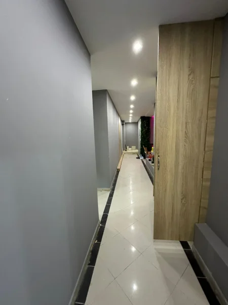 Shitet Ambjent biznesi (i investuar) prane Sheshit Wilson,sip. Totale 133 m2,kati -1,cmimi 140,000 Euro