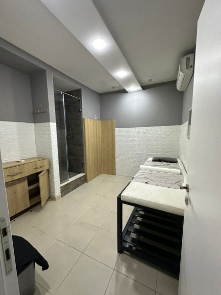 Shitet Ambjent biznesi (i investuar) prane Sheshit Wilson,sip. Totale 133 m2,kati -1,cmimi 150,000 Euro