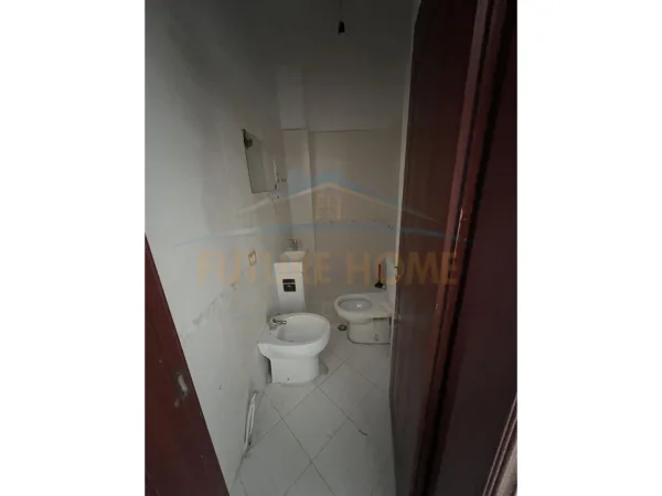 Qera, Apartament 2+1+2, Unaza e Re, Tiranë.UNA38257