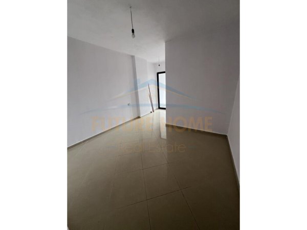 Qera, Apartament 2+1+2, Unaza e Re, Tiranë.UNA38257